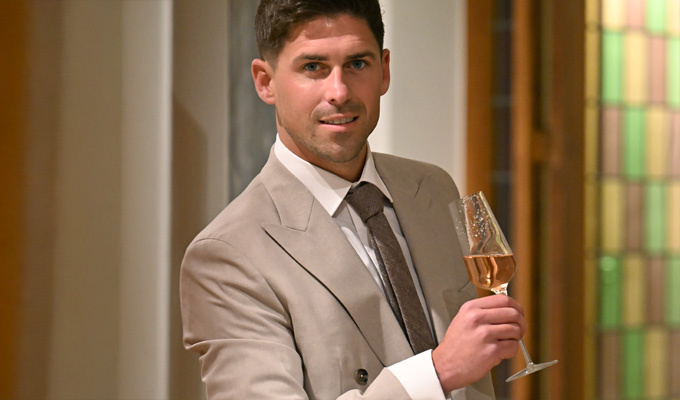 <p><strong>Beige / zandkleurig pak</strong></p>